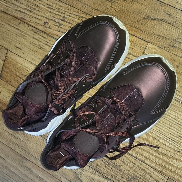 Nike Other - Nike Air Huarache Metallic Mahogany - 6.5